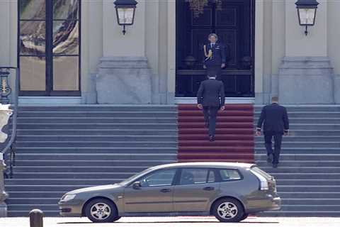 The Dutch prime minister is handing his resignation to the king after his coalition collapsed